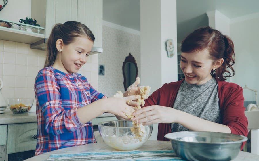 Dos niñas amasando pan juntas en la cocina